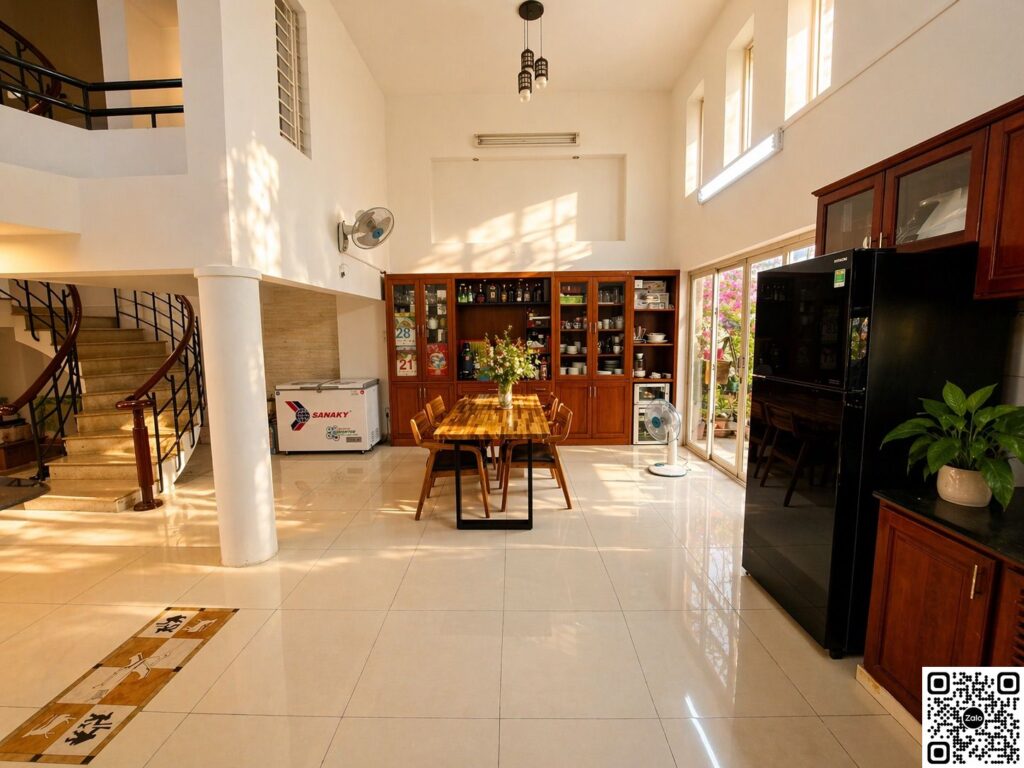 Nội thất hiện đại, sáng sủa với cầu thang xoáy