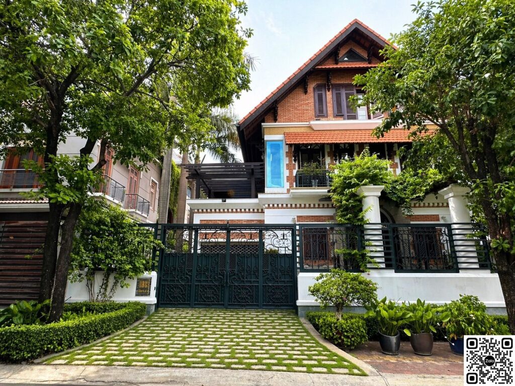 Sân vườn trước với cổng xanh